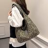 Large capacity bag women's autumn leisure 2025 new simple shoulder canvas bag fashion sense niche commuter tote bag