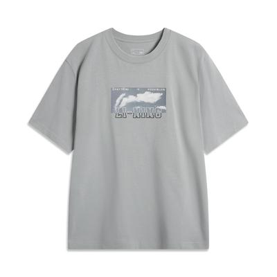 Li Ning Sports Lifestyle Series Printed Letter Round Neck Comfortable Breathable Loose Short Sleeve T-Shirt Men Tops Moon-Surface-Gray AHSU555-2