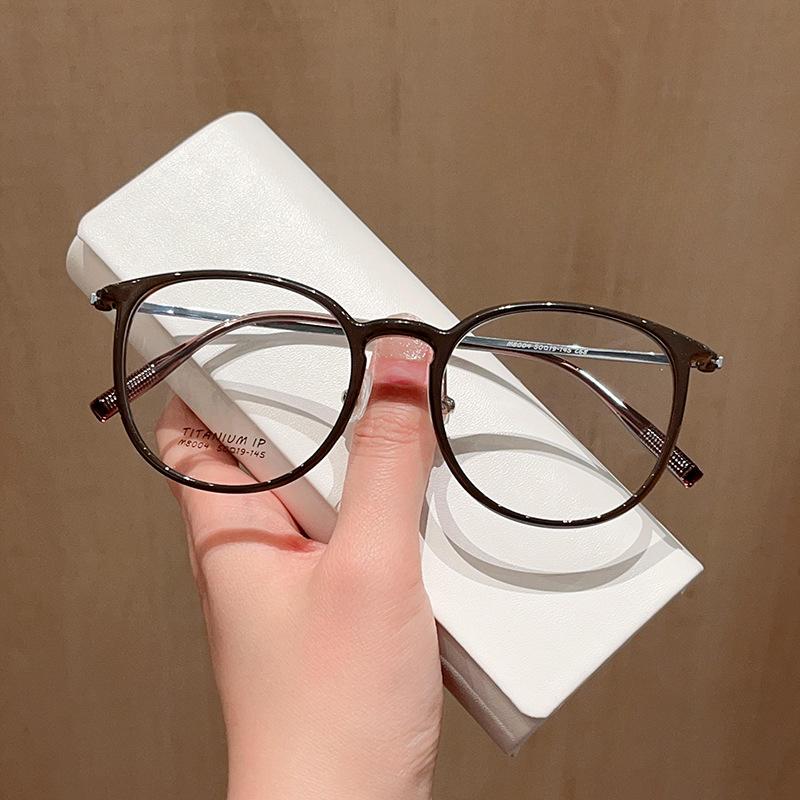 

Модная ретро-полигональная маленькая оправа для очков из титана. Сверхлегкая оправа для очков с разной высотой.