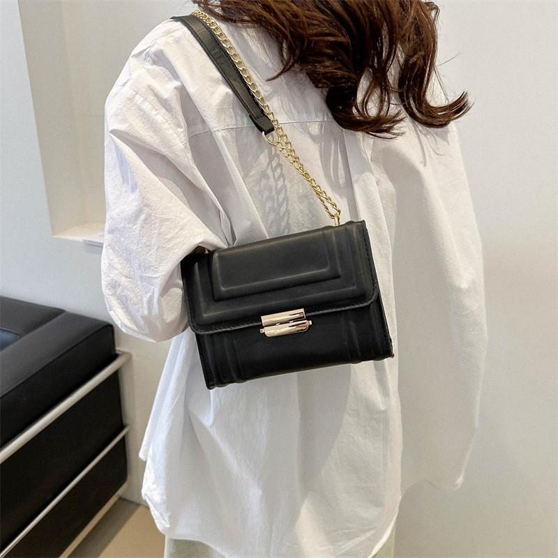 Trendige Kleine Schwarze Und Rosa Quadratische Tasche Mit Kettenriemen Für Damen, Ideal Für Lässige Outfits