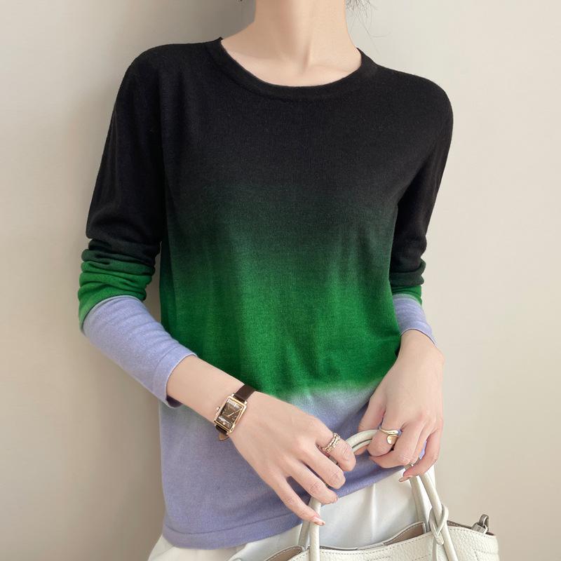 Ein neuer Frühlingsstil Rundhals-Strickpullover mit einem Farbverlauf-Design und einer lockeren Basisschicht