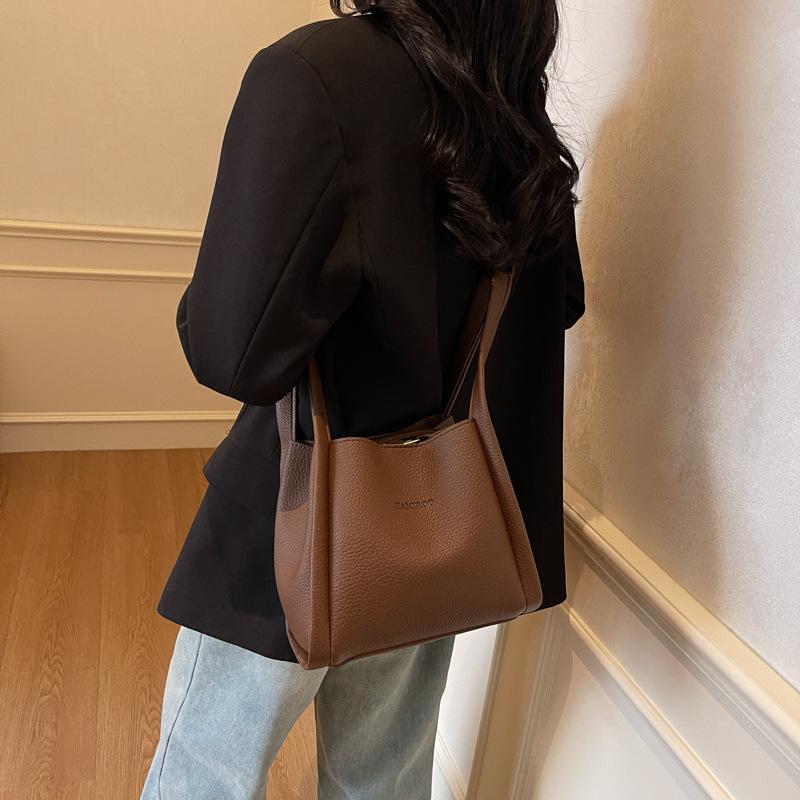

Женская сумка 2025 зима новая корейская версия сумка-корзина для овощей простая сумка из мягкой кожи на плечо сумка через плечо сумка-ведро 23*15*20 темно-коричневого