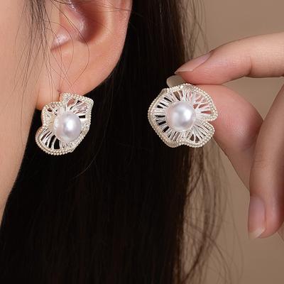 Imitation Silber Nadelblatt Geschwungene Kante Blume Perlen Ohrstecker High-End Nischen Design Ohrringe Leichter Luxus Elegantes Temperament Ohrringe