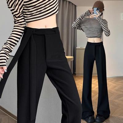 Schwarze, hoch taillierte, schlankmachende, lässige, gerade Anzughose mit Schlaghose für Damen mit schwarzen Hufeisenbeinen