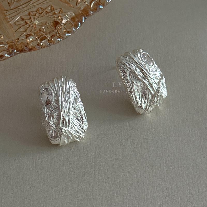 Light Luxury Minimalist Metal Three-dimensional Texture Zircon Stud Earrings Niche Retro High-end Sense Fashion Temperament Earrings Women