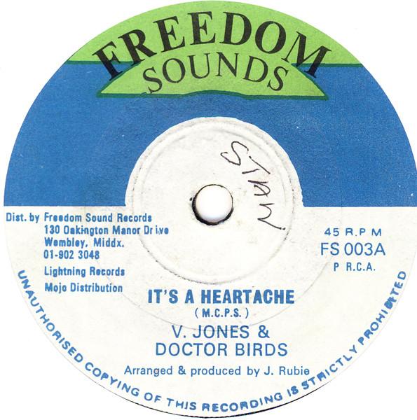 

7-дюймовая пластинка V. JONES DOCTOR BIRDS Its A Heartache FS003 Freedom Sounds 1978 Великобритания Регги Ска Даб Б/у