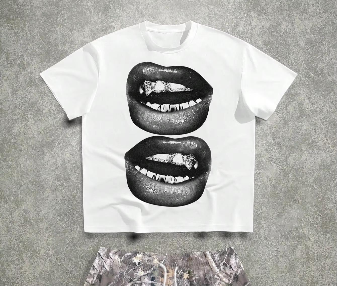 

Предложение ограничено по времени на мужскую футболку Maniti EMRG с коротким рукавом и круглым вырезом с принтом губ для лета 2025 M