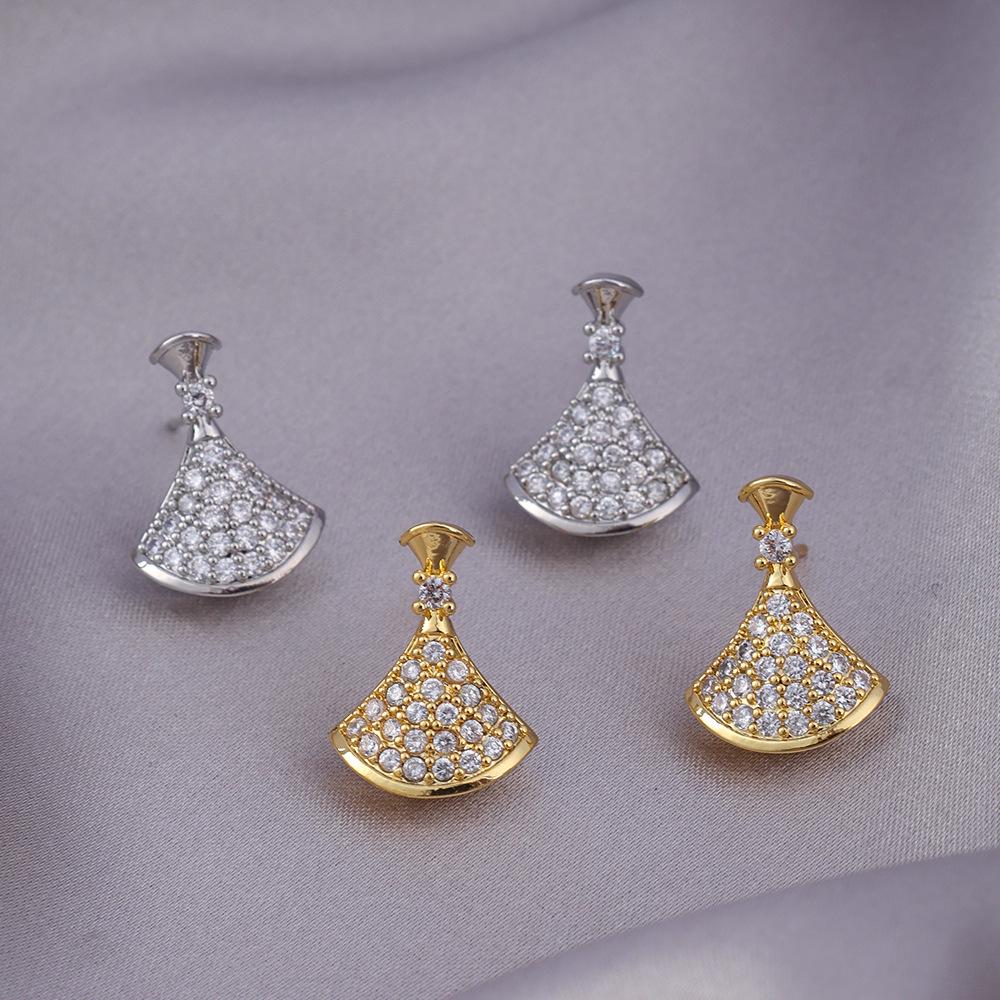 Elegantní náušnice ve tvaru vějíře s plným diamantovým přívěskem - Lehký luxus a všestranný design