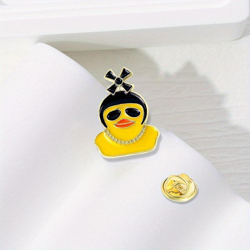 Small yellow duck brooch cute Japanese badge cartoon anti-slip button personality bag pendant Creative student decorations