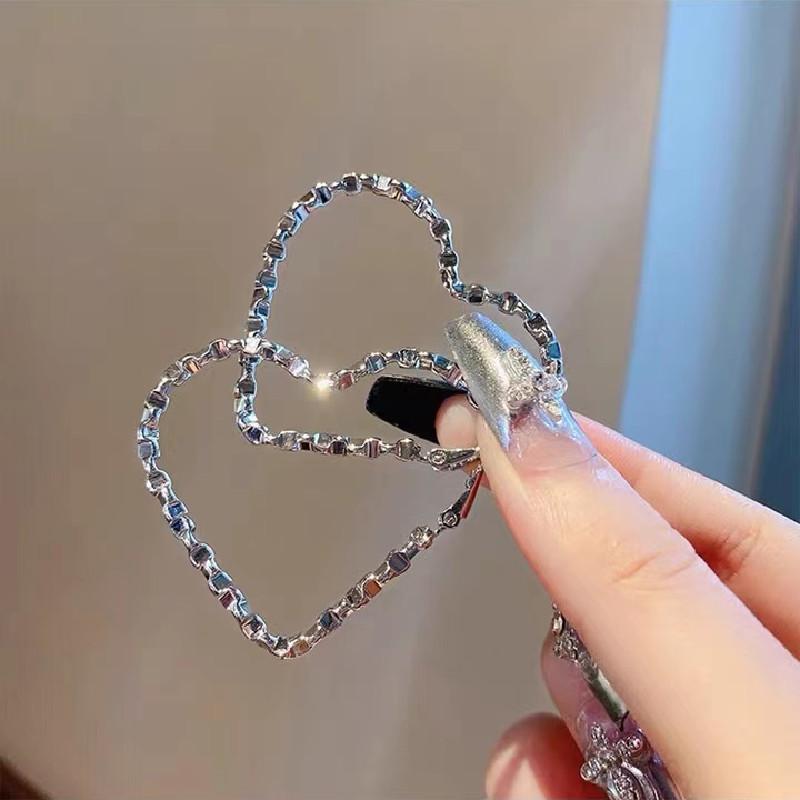 Light Luxury Temperament Design Sense Love Earrings Women's New Stud Earrings Retro High-end Sense Versatile Trendy Earrings