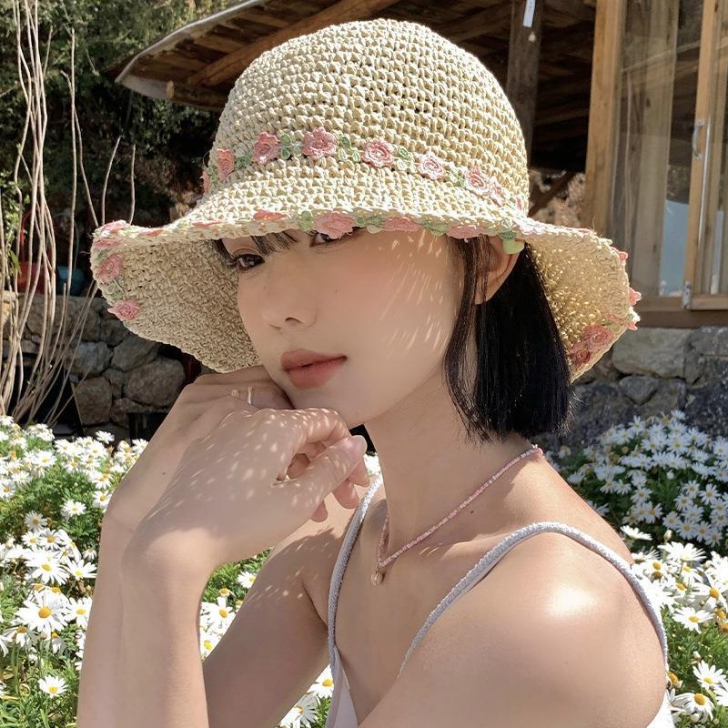 Women's Wide-Brimmed Straw Hat with Floral Design - Foldable Sun Protection for Summer Beach Vacations