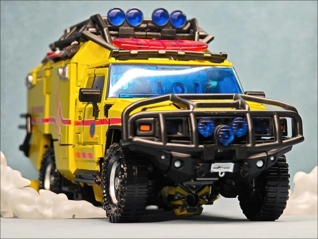 Transformation Toy Ratchet Ambulance Deformation Robot JH-01 Action Figure Model Gift JH01 Articulated Detailed Movable Poseable Scale Collectible