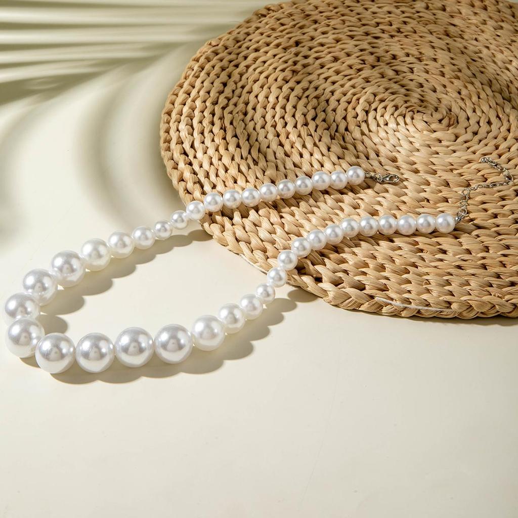 Fashionable Minimalist Pure White Pearl Necklace Women's Collarbone Necklace, Elegant Temperament, Dance Party Wedding Necklace