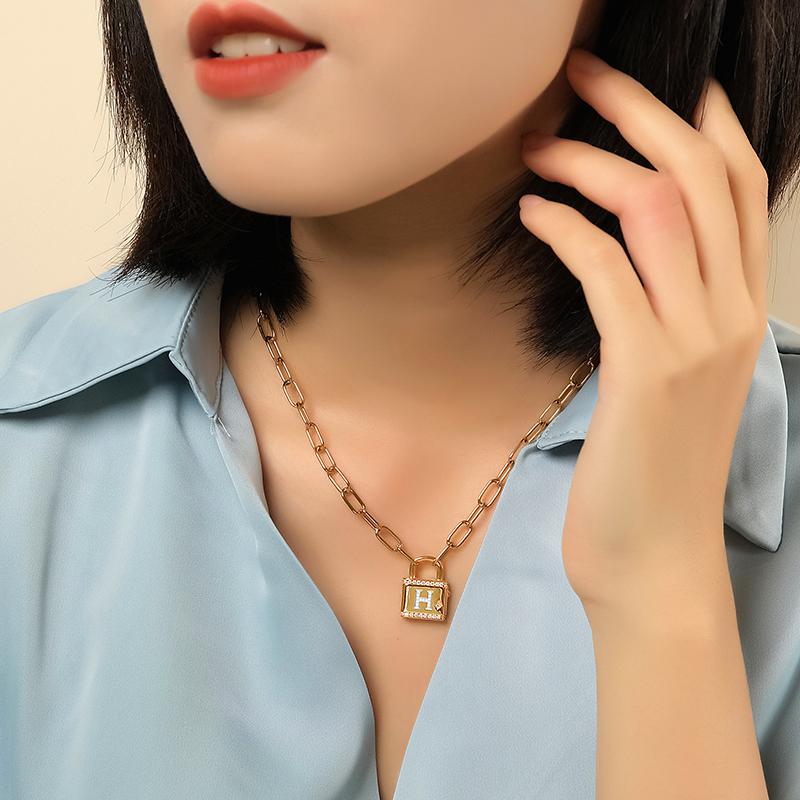APM Monaco etters A-Z Love Pendant Lock Inlaid with Crystal Diamonds Alloy Necklace Same Style for Men and Women Couples Gold Yellow AC6906OXYA