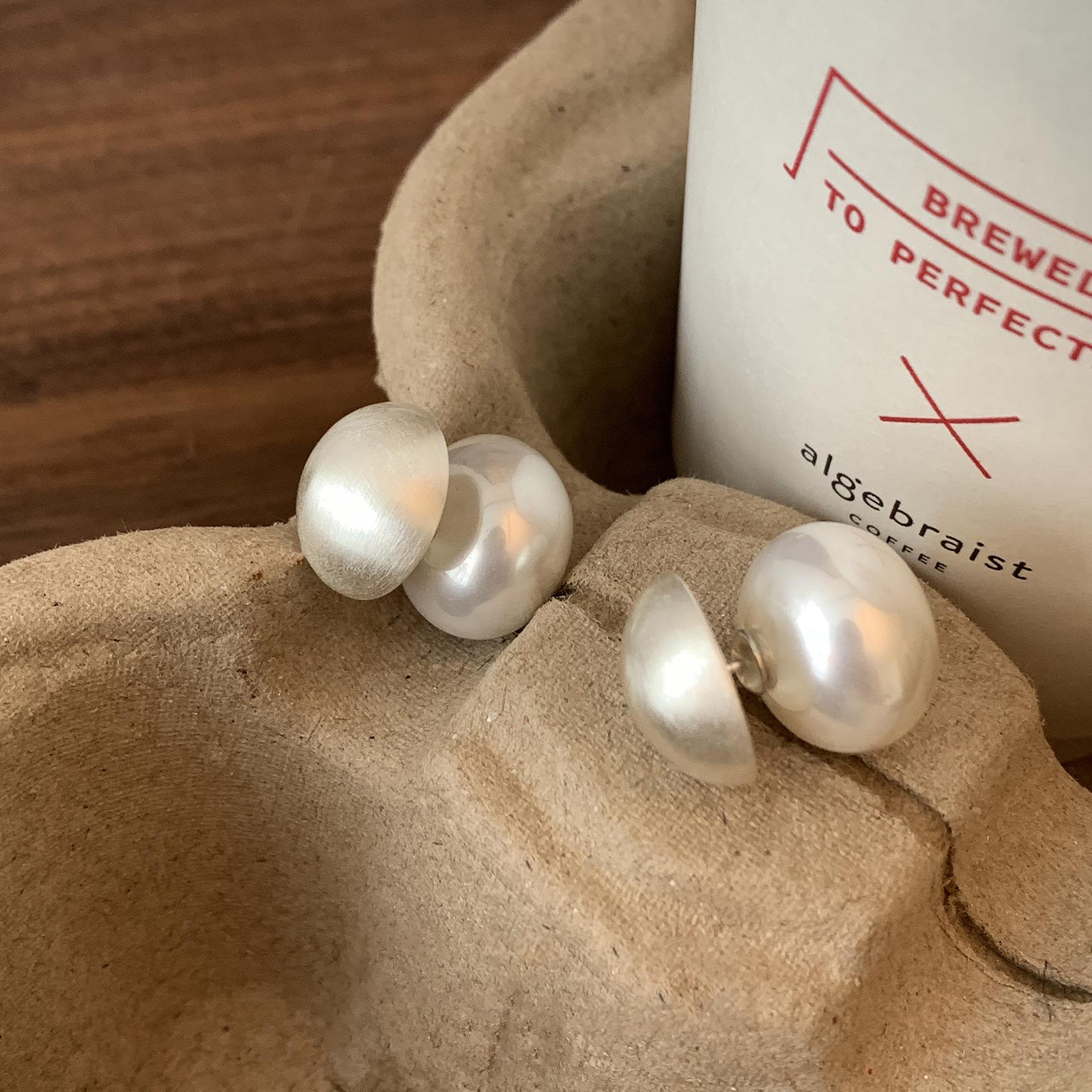 

Элегантные двусторонние серьги-пусеты из матового металла с жемчугом для женщин - Модный дизайн 2023