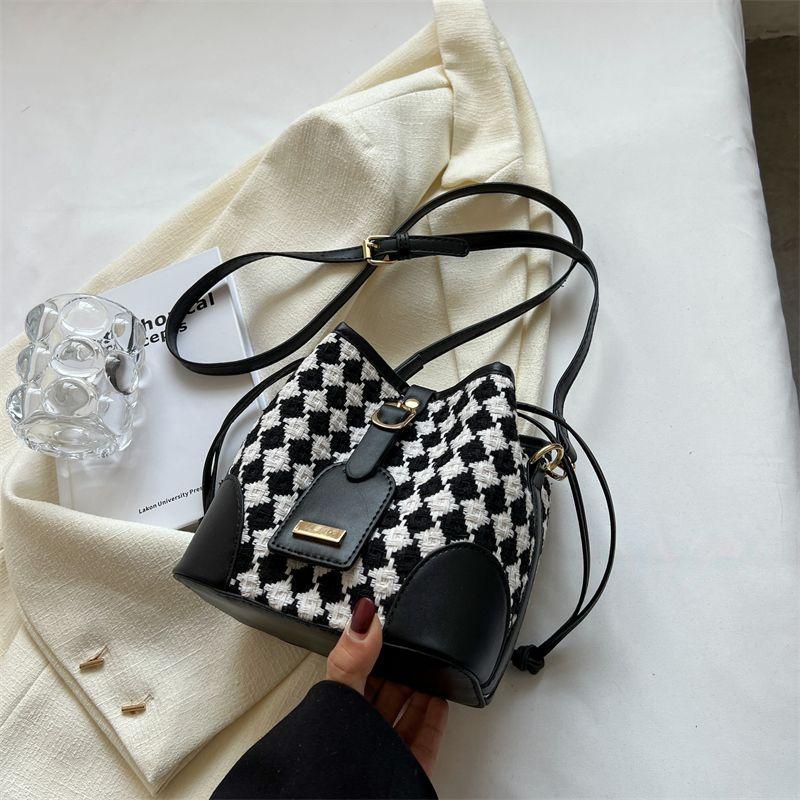 Small niche design retro diamd grid bucket bag, women s new high-end commuting shoulder bag, crossbody bag