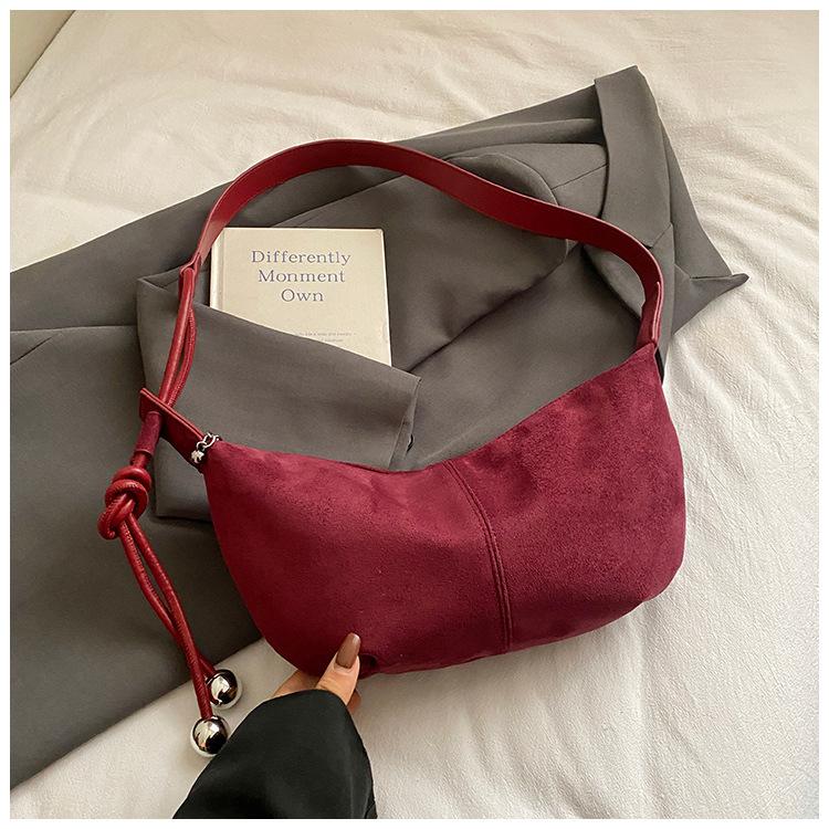 

Large capacity bag women s 2025 new trendy high-end retro suede shoulder bag commuter messenger dumpling bag бордовый
