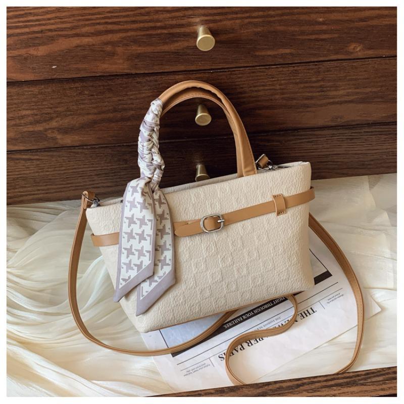 Small bags are popular today, women's summer new fashion messenger bags, portable bucket bags.