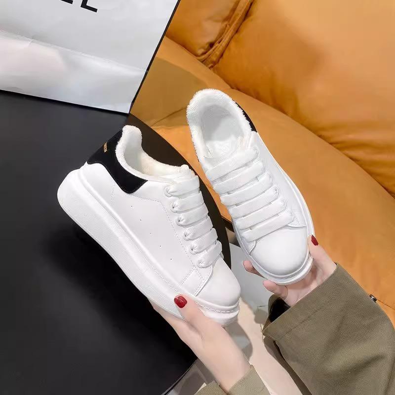 Schuhe Herren 2025 neu beliebt McQueen kleine weiße Schuhe Plateauerhöhung Paar vielseitige lässige Sport-Board-Schuhe Damen
