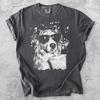 Aussie Shepherd Mit Sonnenbrille Trinkt Eiskaffee T-Shirt, Vintage 90er Café Grafik T-Shirt, Lustiges Hundeporträt Shirt