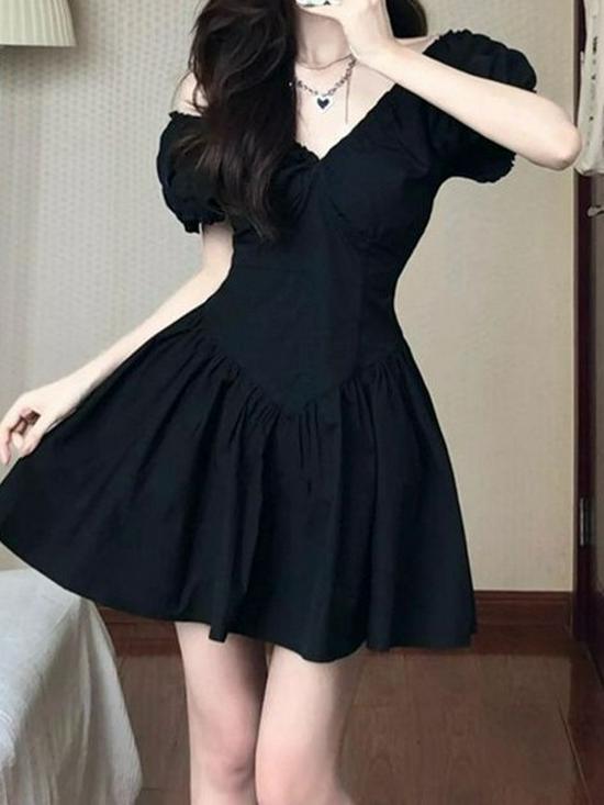 Abito estivo da donna di alta gamma, nero, francese, con scollo a V con ruches, schiena scoperta e minigonna plissettata in vita.