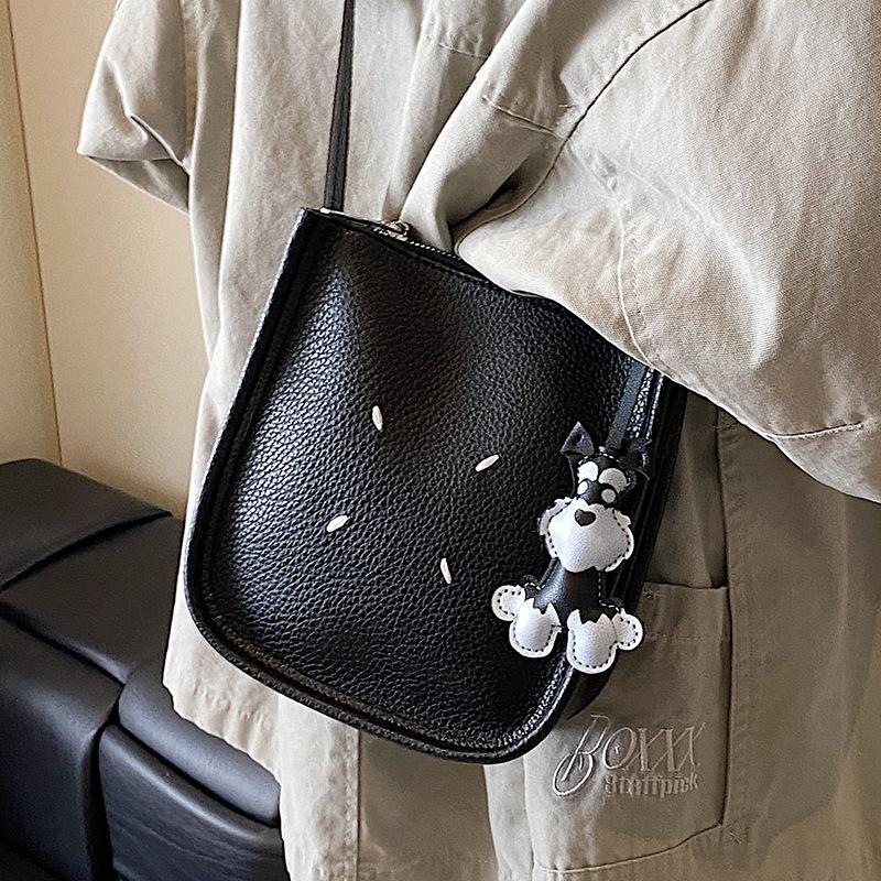 2025 Spring New Super Fire Korean Version Simple and Fashionable Bucket Small Bag Commuter Versatile Women's Casual Messenger Bag