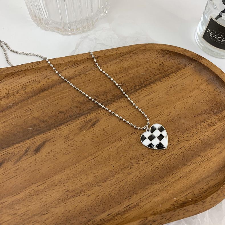 

Трендовые серьги Love Chessboard 2025 года: Стильные, нишевые клипсы для ушей для женщин (Пирсинг не требуется)