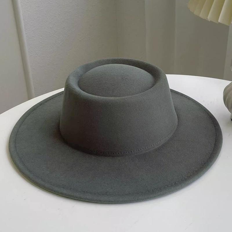 

Британський стиль Федора з штучної вовни для жінок - Осінньо-зимовий образ Хепберн з ефектом маленького обличчя та втиснутою тулією One Size темно-сірий колір