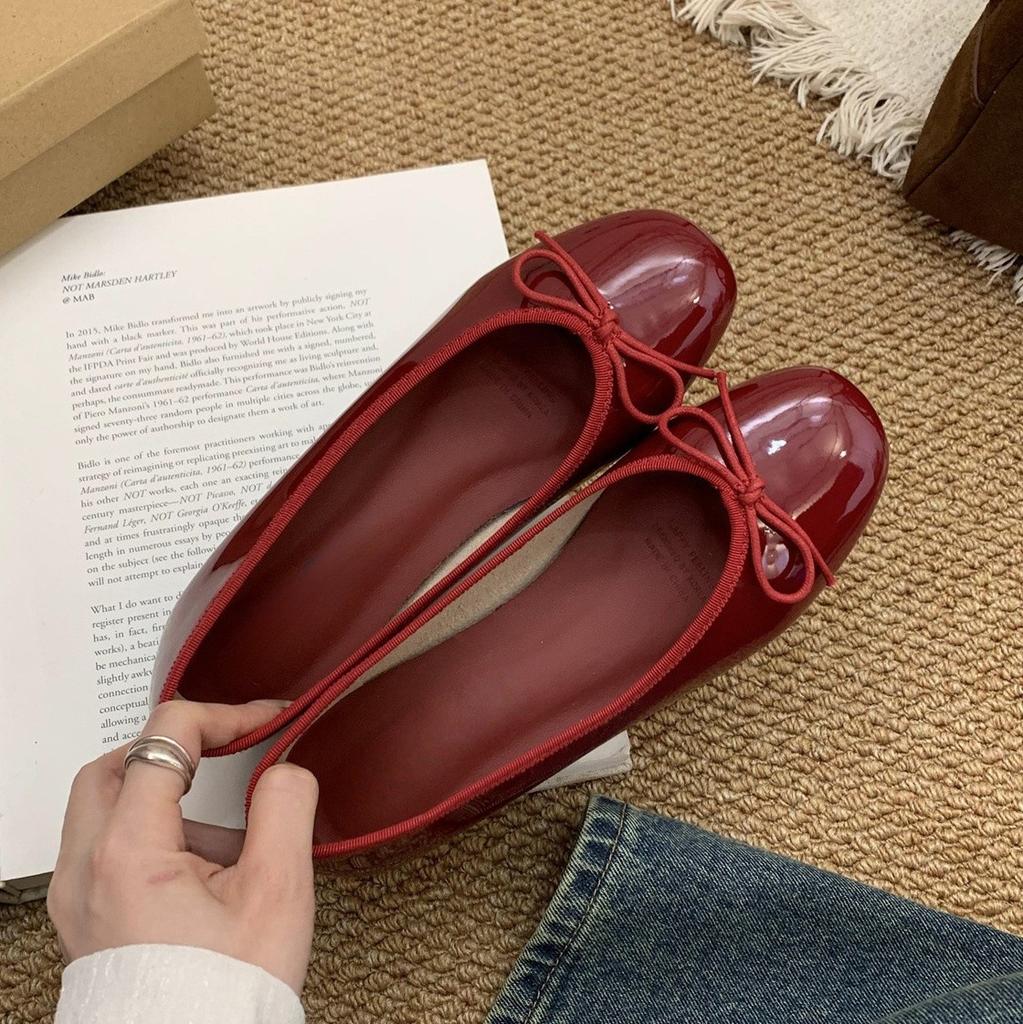 Patent leather flat bottom red round head shallow mouth spring and autumn new French fairy evening breeze gentle pedal lazy bean shoes
