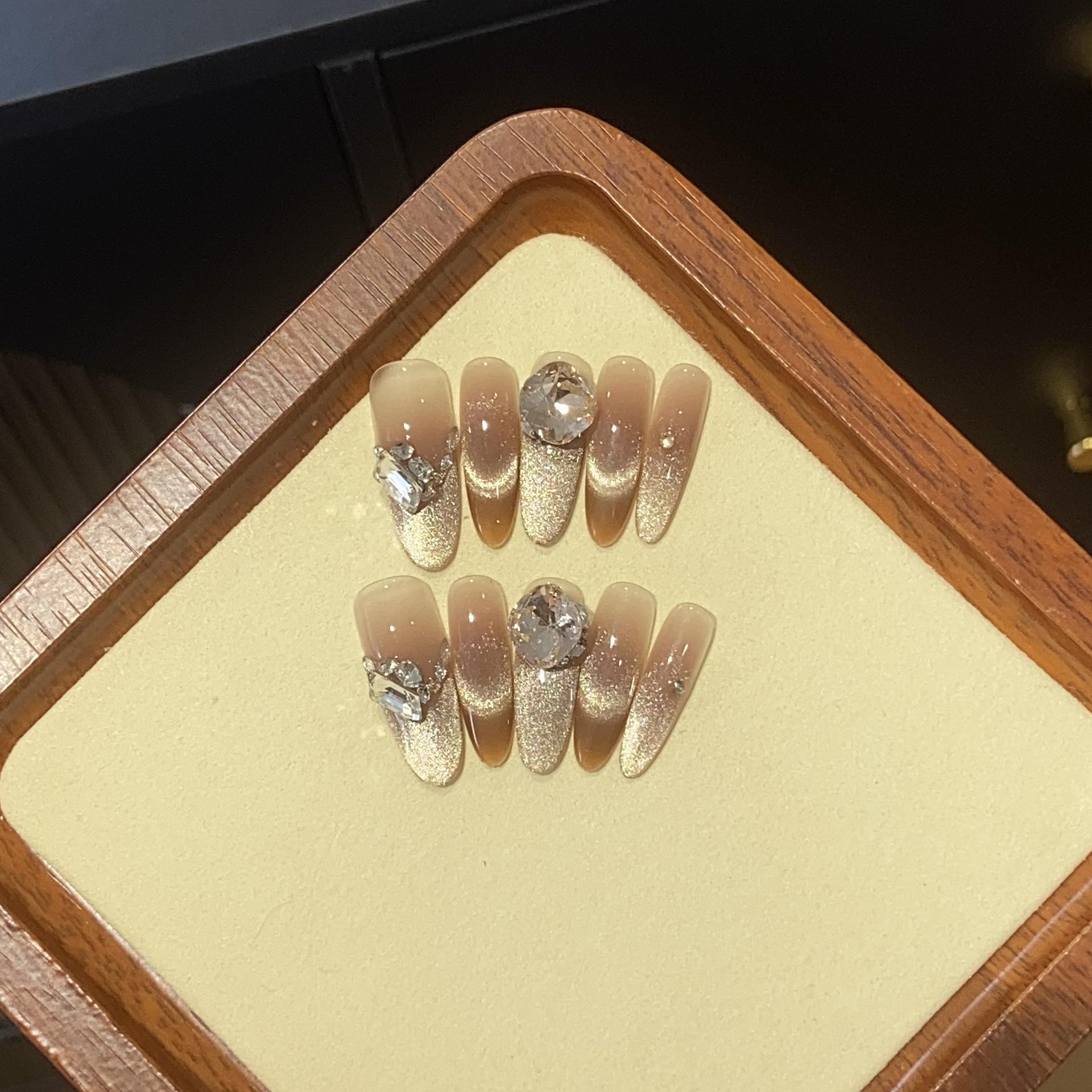 

Осень и зима, сверкающая улыбка, французские кошачьи глаза, украшенные квадратными бриллиантами, нашивка цвета кофе мокко, доспехи L