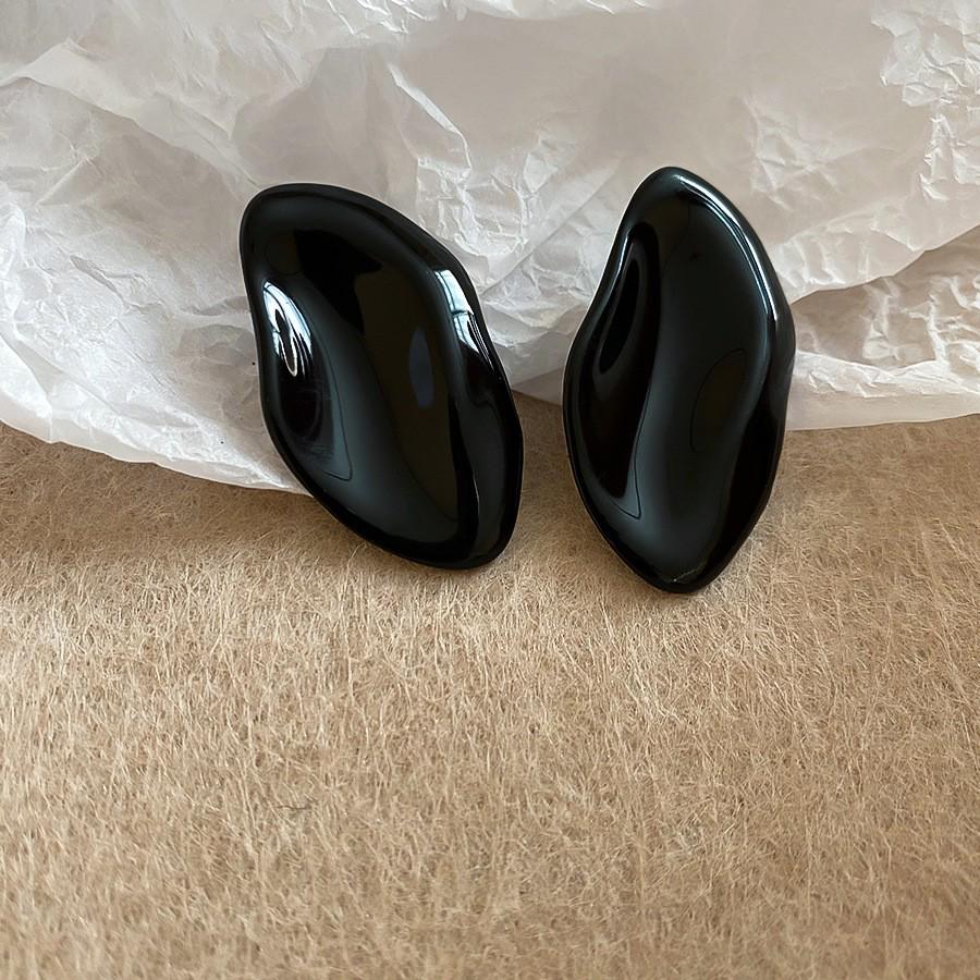 Geometrische Plissee-Ohrringe mit Glasperlen der Black Series: Elegante silberne Ohrstecker mit einem luxuriösen und vielseitigen Design.