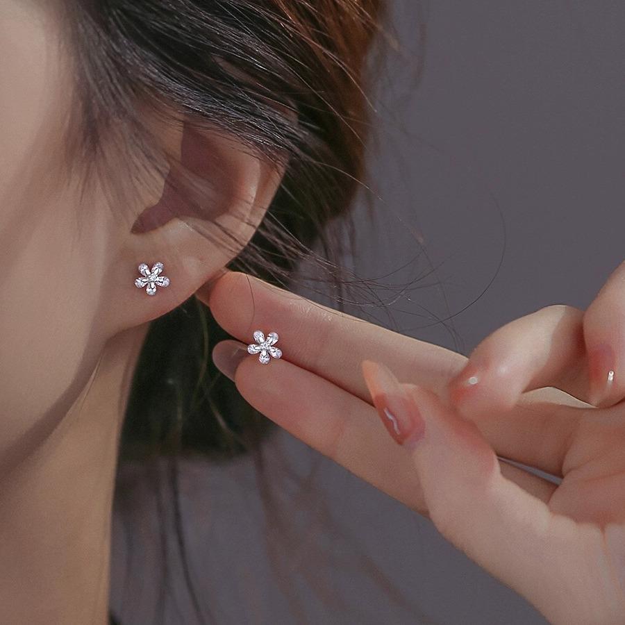 Five-petal Cherry Blossom Stud Earrings for Women's Simple Fashion Earrings with Diamonds, No-pick Ear Jewelry for Sleeping.