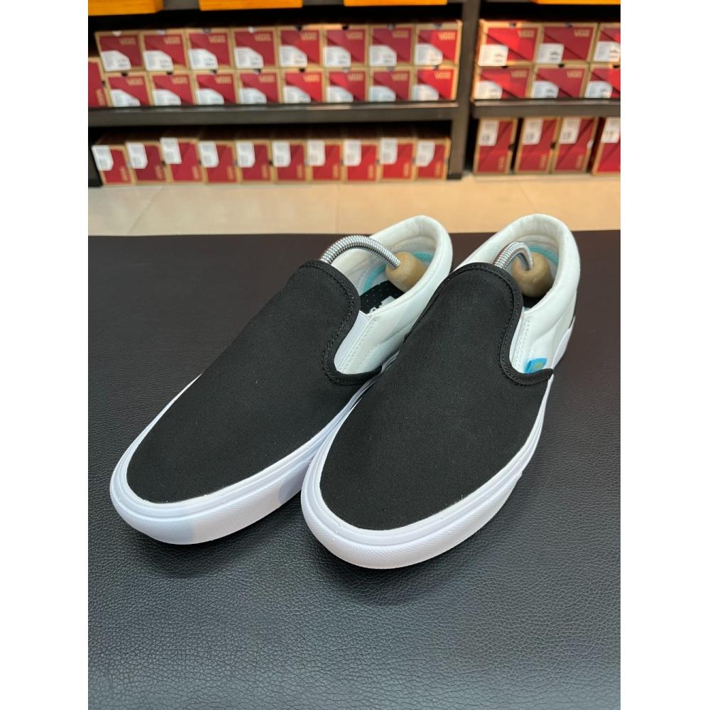 

Витрина кроссовок-слипонов Vans Comfycush VN0A7TNMBMV