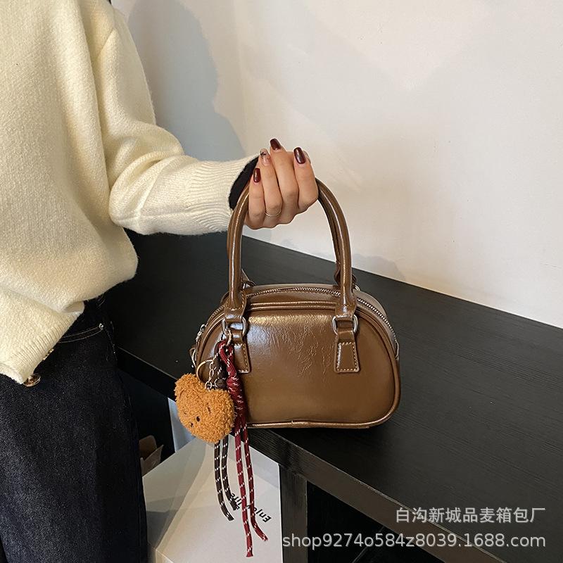 

Simple retro portable small bag women s 2025 new autumn and winter fashion messenger bag commuter shoulder pillow bag