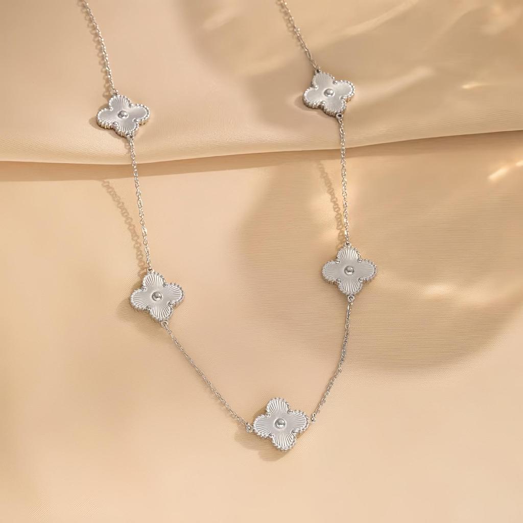 Elegante Bloemen Sieradenset: Titanium Staal Armband & Oorbellen met Vijfbladige Bloemen, Klavertje Vier en Pruimenbloesem Ontwerp