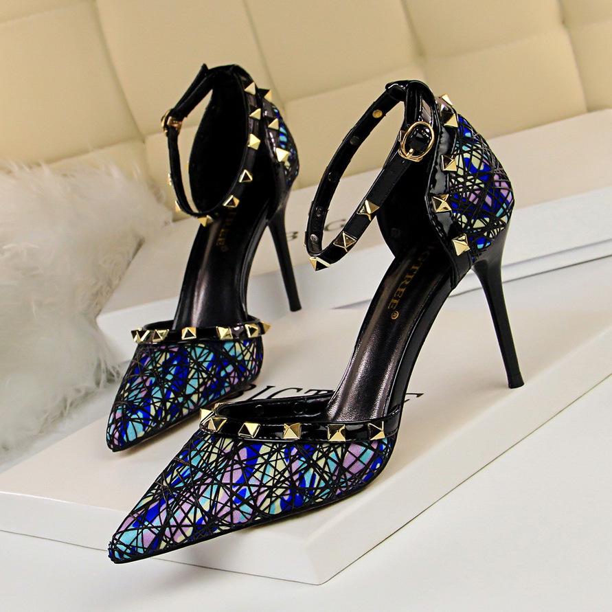 

Сексуальные туфли на высоком каблуке женские туфли-стилеты с неглубоким вырезом, заостренным носком, полые, с металлическими заклепками, одним словом, сандалии 40