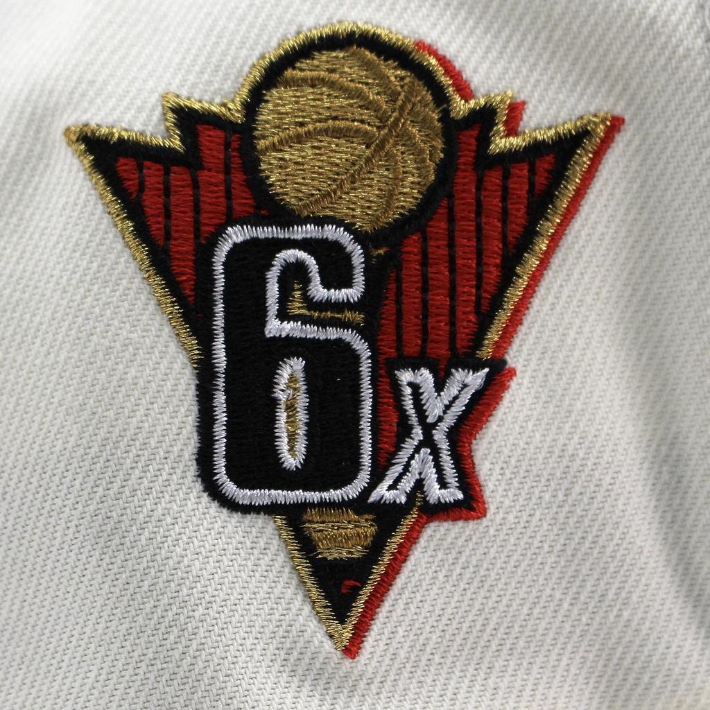 New Era 9FORTY Chicago Bulls NBA 6X Champions Grey Bottom Snapback Colored Side EU A-Frame Cap, Cream, Brim, Patch, 940AF, Exclusive, A-Frame [Used]