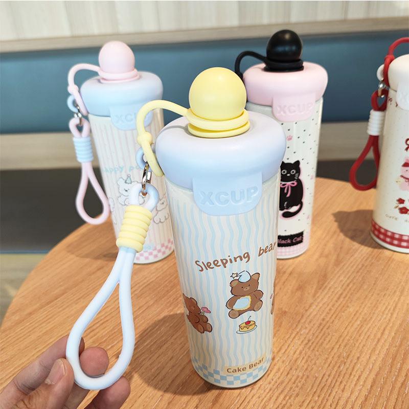 Moderne minimalistische isolierte Edelstahl-Wasserflasche mit Strohhalm für Zuhause, Büro, Reisen