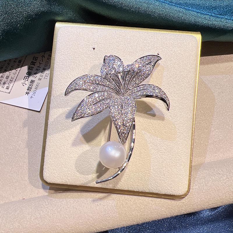 Изысканная женская брошь «Лилия»: Позолоченная медь, микро-инкрустация цирконом, брошь-корсет с жемчугом