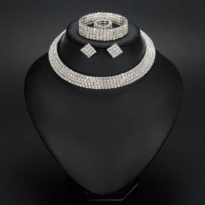 Evropská a americká módní šperková sada: Dutý choker s diamanty, náušnice, prsten, náramek - N387