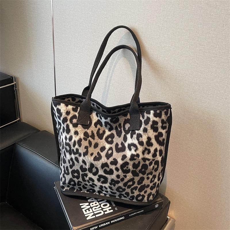 

Niche casual texture large-capacity bag spring and summer new trend women s shoulder tote bag чорний