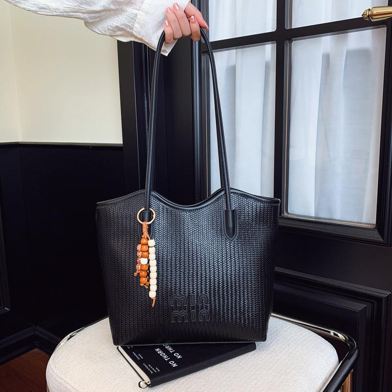 

New fashionable large-capacity woven pattern commuting versatile large-capacity underarm shoulder handbag чёрный