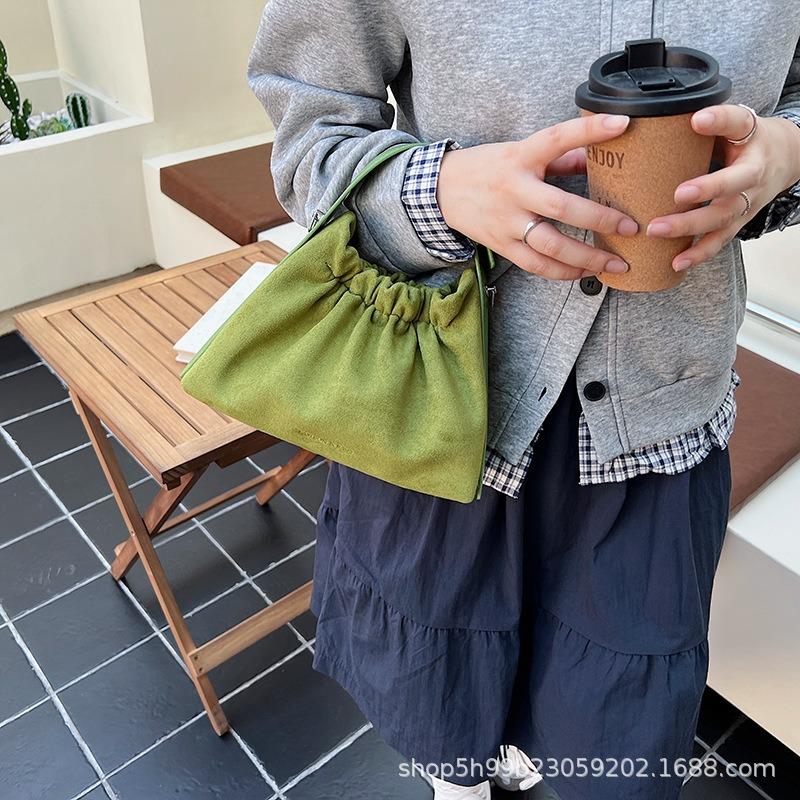 Nytt mode molnväska trendigt temperament axel messenger väska nischdesign plisserad handväska