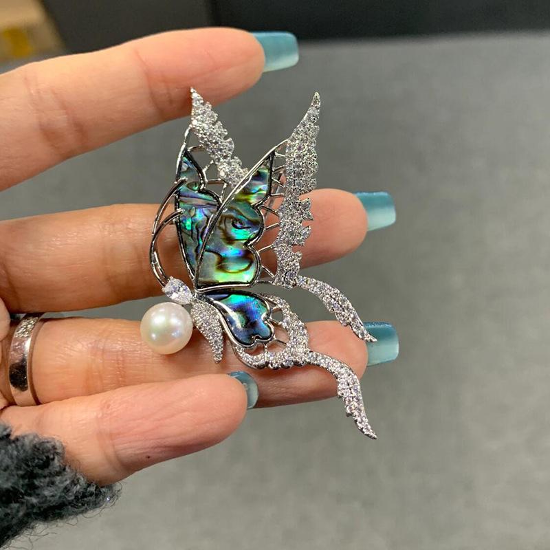 

Позолоченная брошь-бабочка из раковины абалона с цирконом и жемчугом