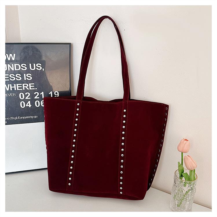 

Мягкие заклепки, замша большой вместимости 2025 новая ретро повседневная для работы, сумка через плечо, сумка-тоут, женская сумка бордовый