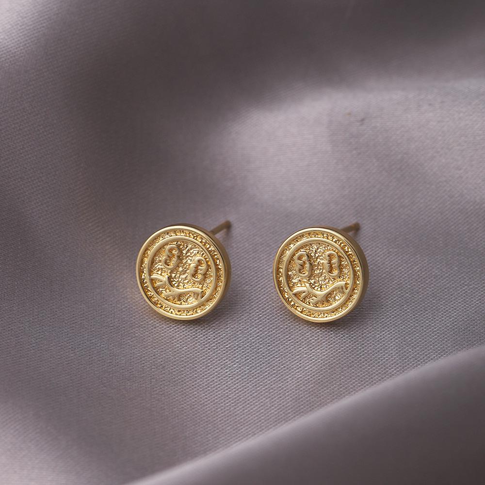 

Трендовые серьги-пусеты унисекс с улыбающимся лицом: Европейский и американский стиль, легкая роскошь, универсальная индивидуальность, высококлассные каффы