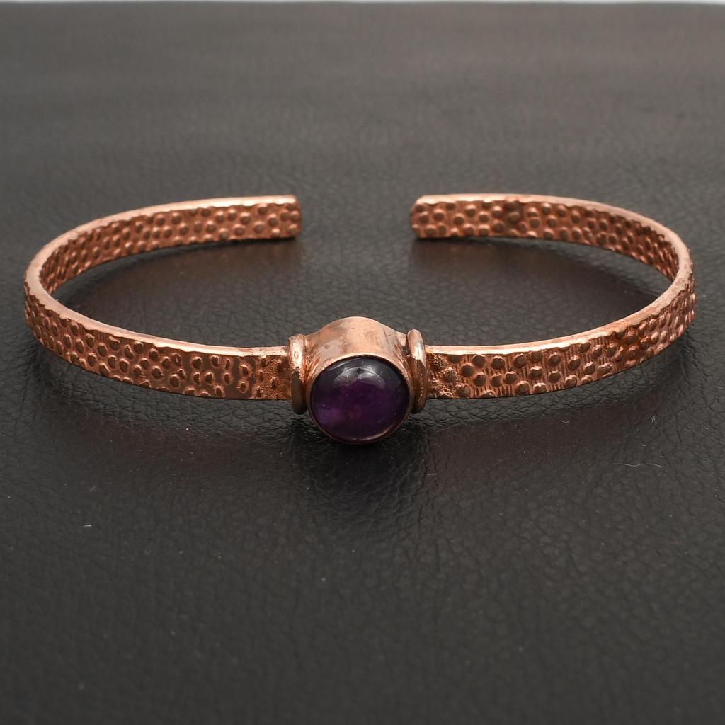 Natürliches Amethyst Edelstein Armband in gehämmertem Kupfer - Handgefertigter offener Armreif - Einzigartiger Statement Schmuck