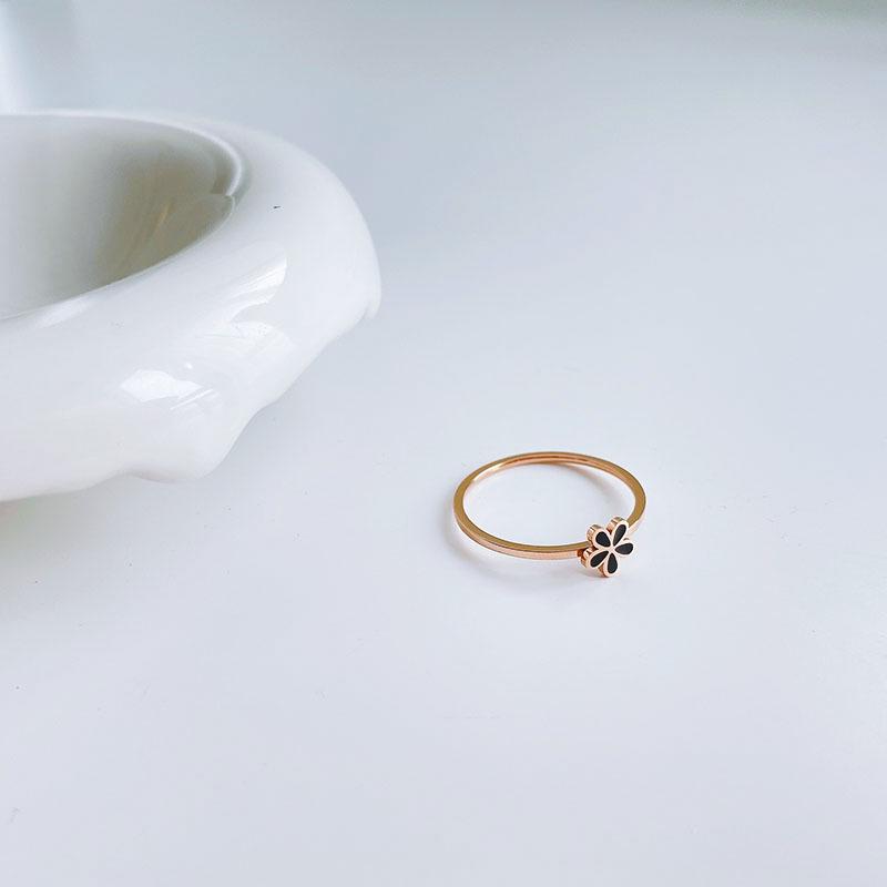 Korejský titanový ocelový prsten se sedmikráskou v černém a bílém provedení - minimalistický, elegantní design pro ženy, moderní styl pro ukazováček.