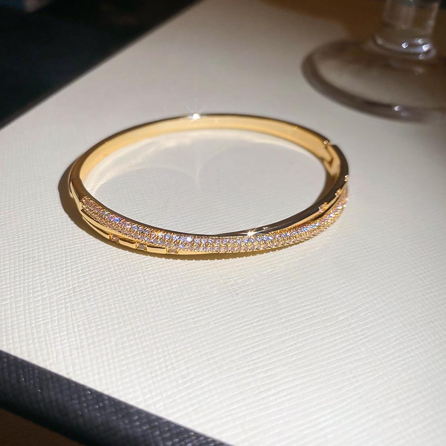 Elegant Geometric Rhinestone Zircon Buckle Bracelet: A Versatile and Luxurious Accessory for Women