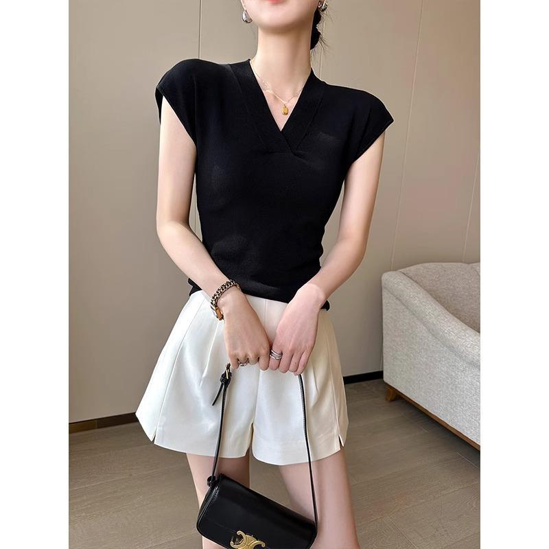 A New Summer V-neck, Fashionable and Stylish Short-sleeved, Form-fitting, Fly-sleeved Blouse with A Knitted Base Layer